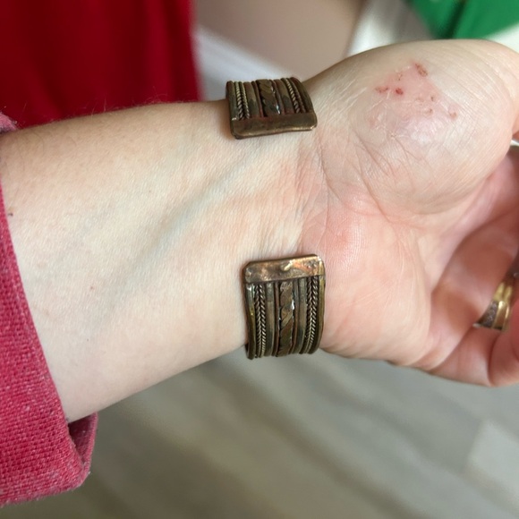 4/$50 Elegant Gold and Copper Bangle Bracelet 7 inches 💛 - Picture 5 of 7